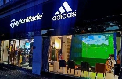 高爾夫球具店新潮流？高爾夫模擬器強強聯(lián)合，助你打好球！